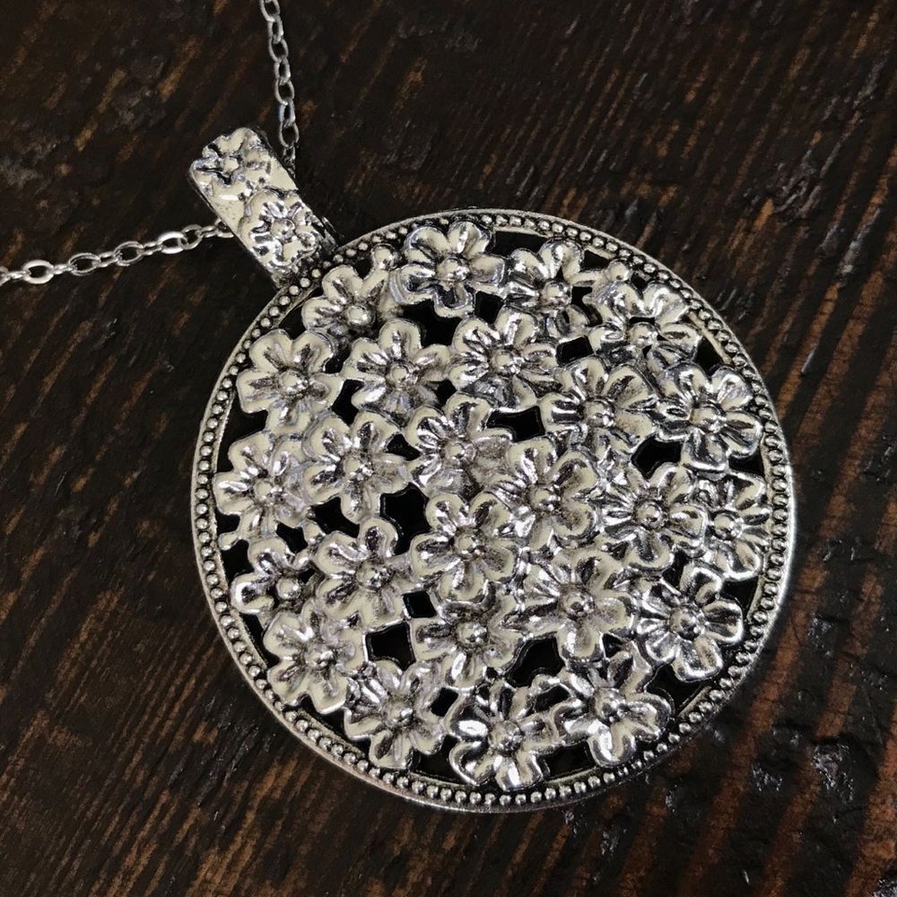 Tibetan Silver Artisan Pendant Statement Necklace Daisies Round NEW! 558x1